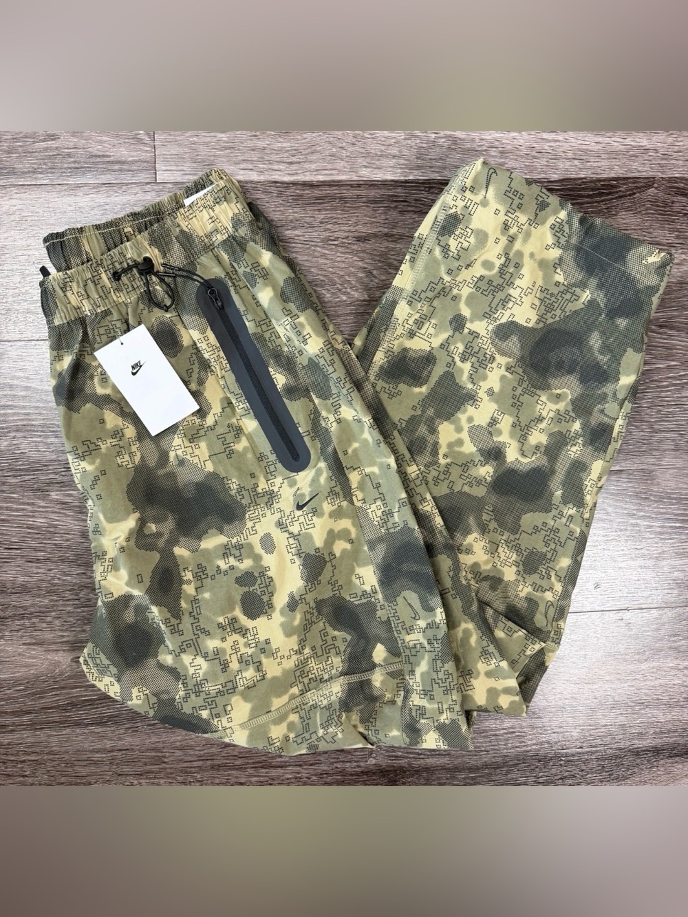 Nike Tech Dri-FIT Woven Camo Oversized Fit Green Pants Men's size M HV097-210